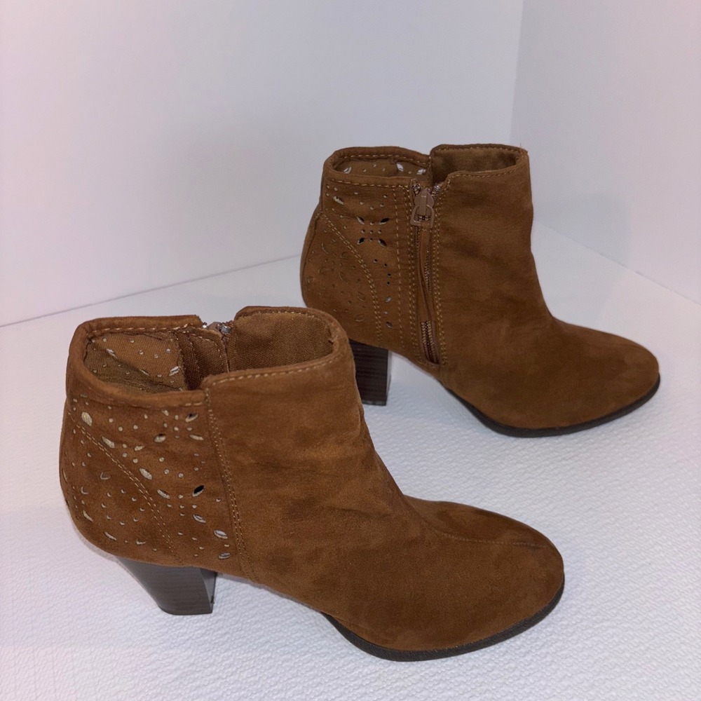 American Eagle Brown Faux Suede Perforated‎ Heeled Ankle Booties Size 7 - Picture 2 of 7